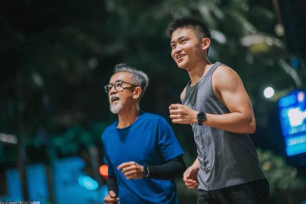 新手游泳装备怎么选_实用器材全面推荐(图1)
